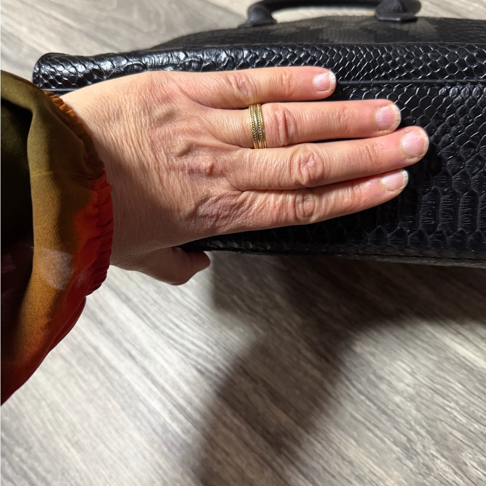 Elegant Black Snake-Embossed Handbag - Picture 7 of 10